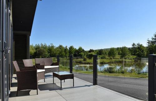 Holton Le Clay House | Luxury Lakeside Lodge 7