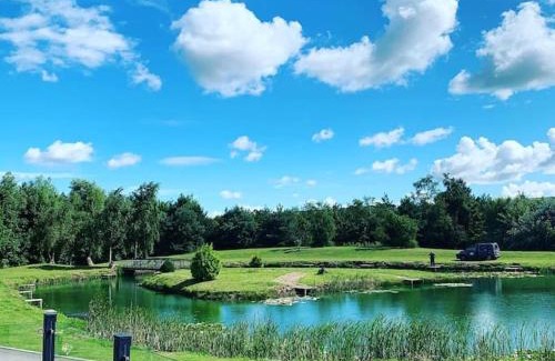 Holton Le Clay House | Luxury Lakeside Lodge 7