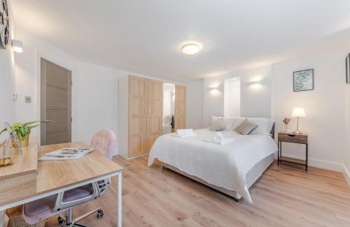 Golders Green Apartment | A Golden Haven Retreat in London