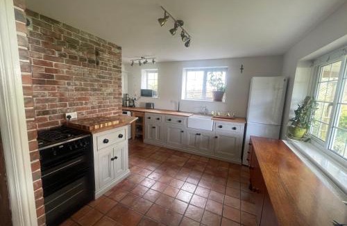 Claverham House | Charming cottage near airport