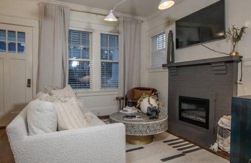 Southwest Raleigh House | Spacious, Central & Comfy Gem ~ Backyard ~ Parking