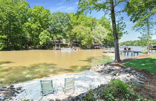 Belmont House | Paradise Lake House: A Lakefront Retreat