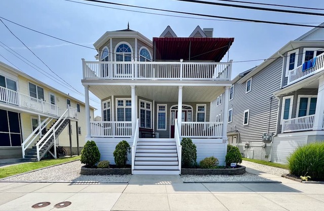 CONVENIENT TO EVERYTHING - 3521/23 HAVEN AVENUE