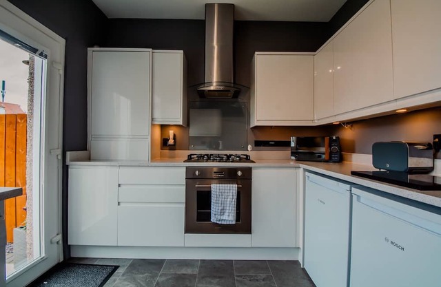 2 Bed Main Door bright Modern apt with Garden & free Parking
