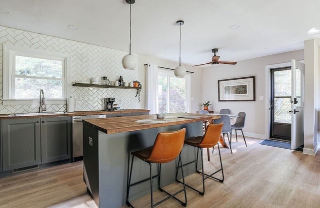 Hillside Haven: Modern Retreat, Mountain Views