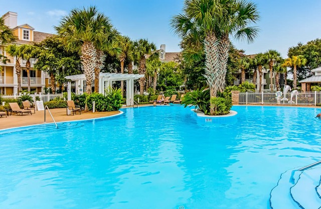 Comfy studio with kitchenette, central AC, pools, hot tub, & tennis