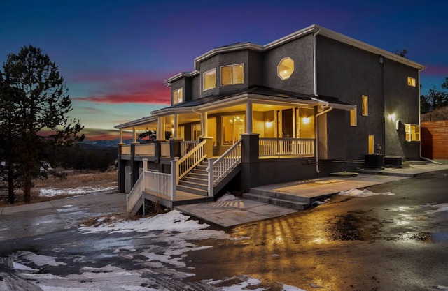 New. The Evergreen Escape. Gorgeous Views, Hot tub