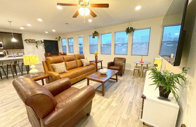 Spacious 4B3B Home with 6 Queen Beds, 10-15 mins to Domain or Downtown Austin.