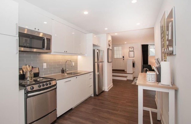 Stylish 1BR oasis with AC, laundry, next to park!
