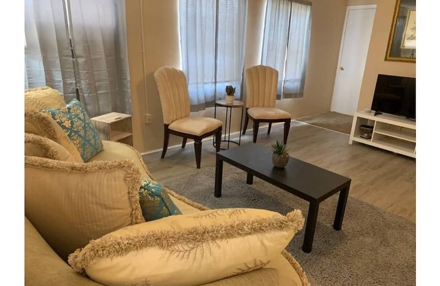 Historic Comfortable apartment (near Hospital 2nd Floor)