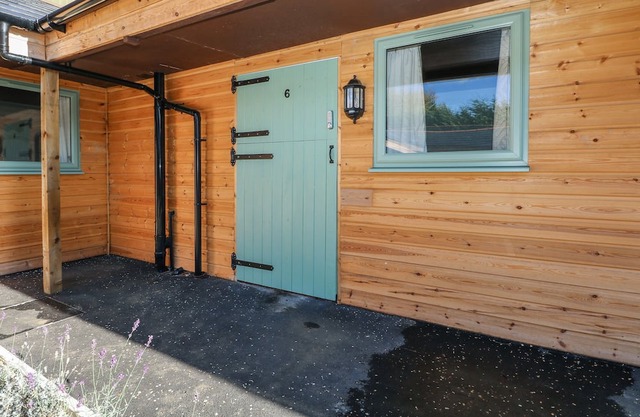 PORRICK - NO. 2, pet friendly, with a garden in Goring-On-Thames