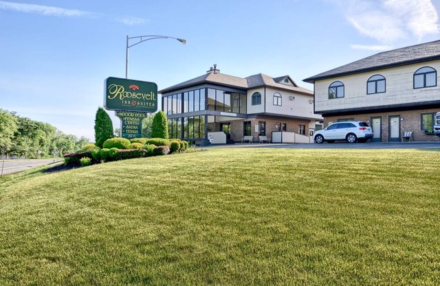 Roosevelt Inn & Suites Lawn View Room