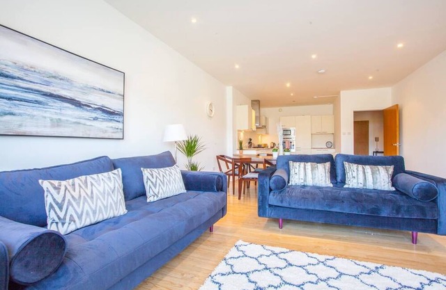 Large 2 Bed Apartment in Great Riverside Location