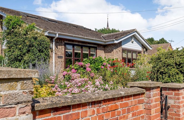 MARLOW, romantic, country holiday cottage, with a garden in Swaffham
