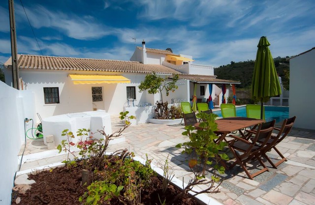 Saltwater pool, large whirlpool, 30 minutes to the beaches of the Algarve.