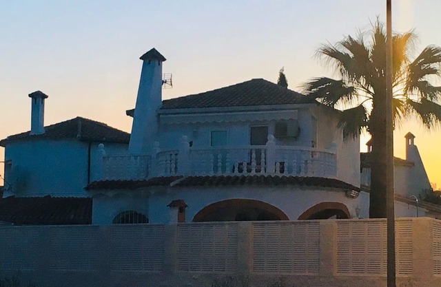 Front To The Sea Rosales. Luxurious Villa with aa, wifi and pool