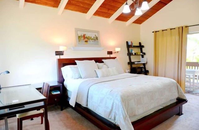 Air Conditioned Upstairs Studio w/RESERVED PARKING; Pool, -WIFI-Walk to Beach