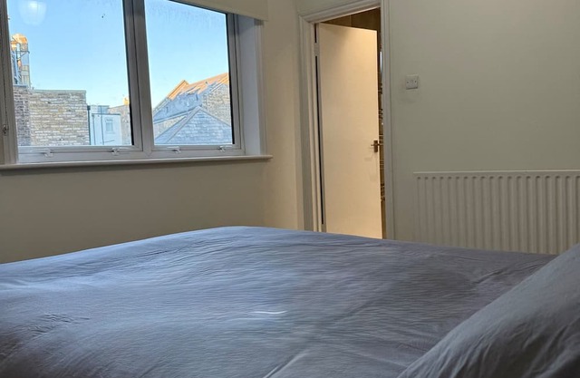 Central 2bed Apartment-sleeps 4, Pets Ok & Balcony
