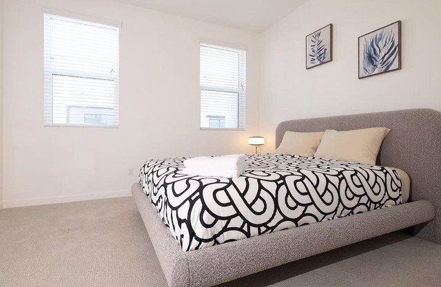 Near ONT Modern Designer Stay Bright Chic Spacious