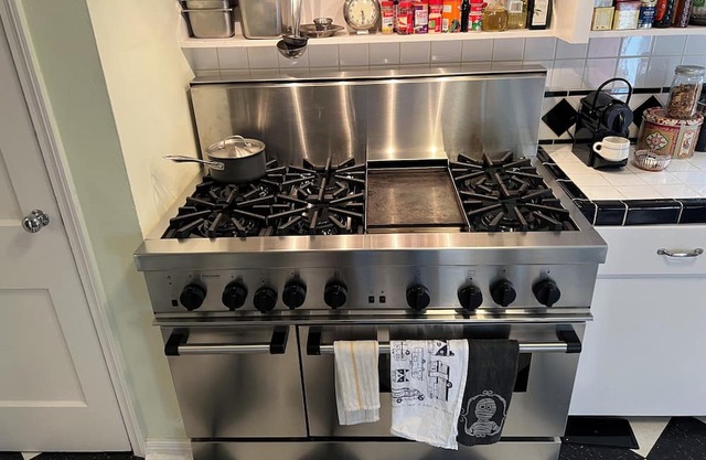 30 day min. Centrally located fully furnished 3-bedroom 1 bath house with WiFi
