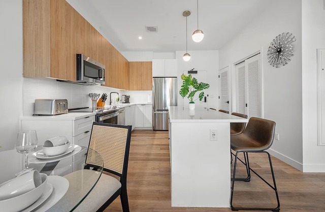 Luxury 2bd/2ba Next to the Airport 9818
