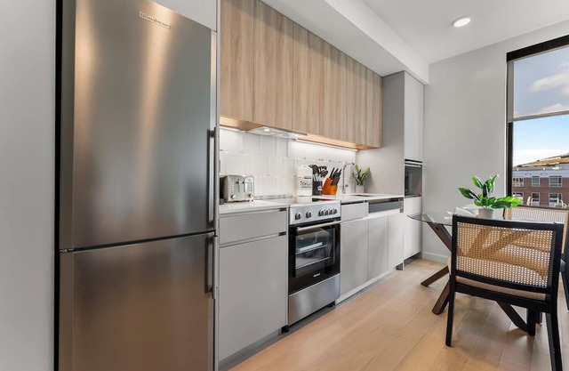 Luxury Studio Next to Broadway 9863