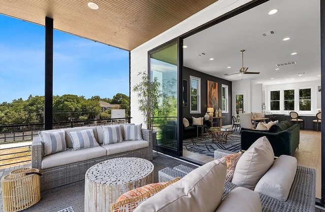 Pleasant 3-bedroom townhome with WiFi, AC in delightful Austin