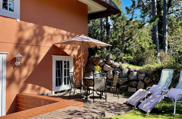 Spacious basement apartment near the beach