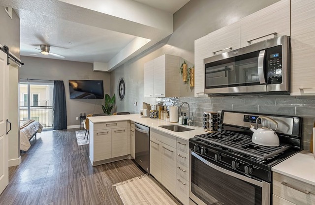 MetroZen Penthouse Studio/Pool/Hot tub/Gym/Free Parking/King Bed