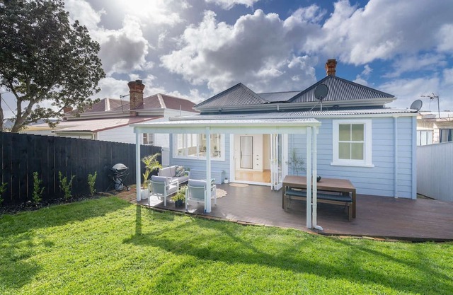 Spacious 4-bedroom house in marvelous Auckland with WiFi, AC