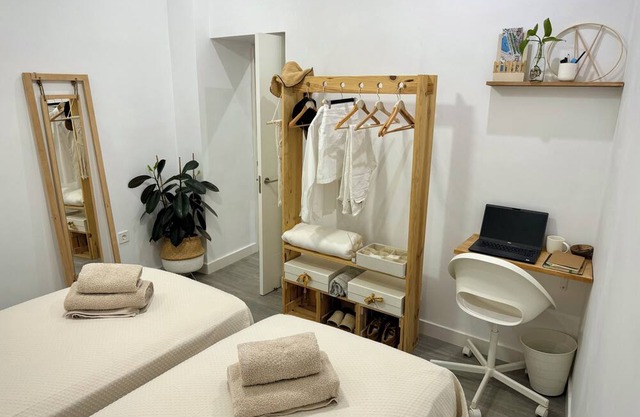 Charming central room equipped with two comfortable beds of 90 cm.