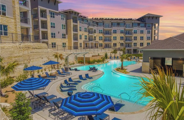 Amazing Hill Country Vue, Home, pool, pet friendlyn