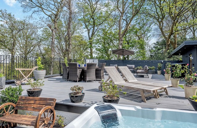 8 bedroom accommodation in Caldy, near West Kirby, Wirral