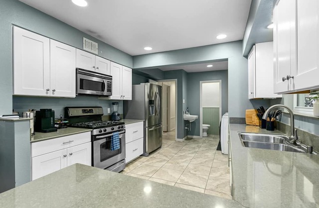 Luxury 5BD-5min DownTown/Airport-With Firepit/BBQ