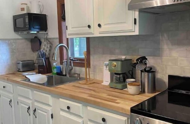 Cozy private studio -full kitchen and bathnn