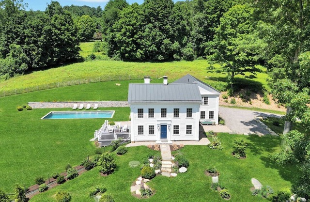 Luxurious, Spacious, Newly Renovated Vacation Home Walking Distance to Lake.