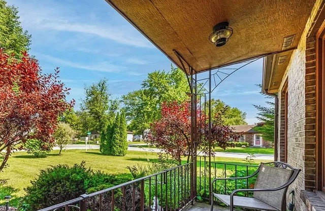 Charming 3-bedroom home with WiFi & AC in quiet East Hazel Crest. Near Casino.