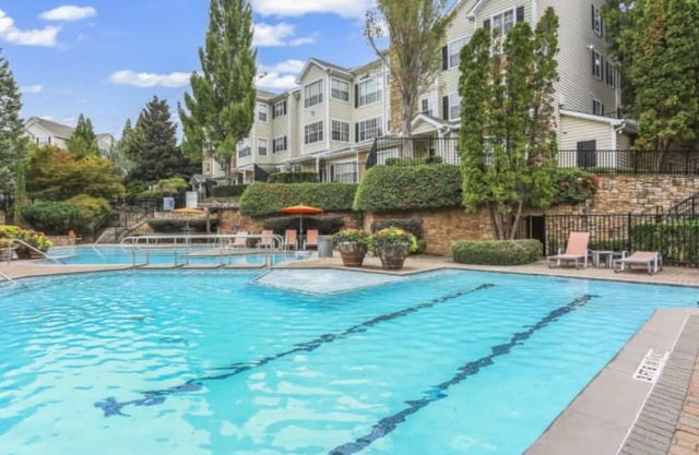 Cozy 2-bedroom stay! Walking distance to Braves Stadium.