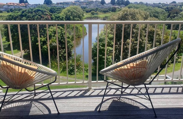 Delightful apartment in Gulf Harbour-King Bed and ensuite. Full Kitchen. Wi-Fi