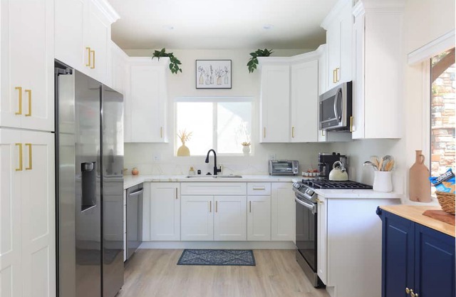 2-bedroom house in charming Glendale with AC, WiFi. Enjoy your stay