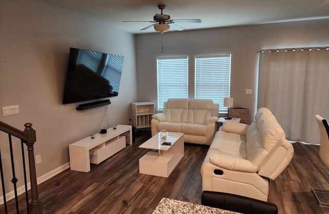 Charming 3-bedroom townhome in Lilburn with WiFi, AC