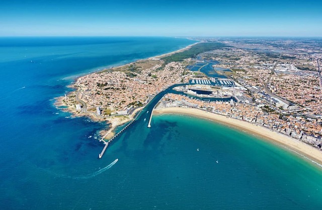 Quiet house close to all amenities. 10 minutes from Les Sables d'Olonne and the beach.
