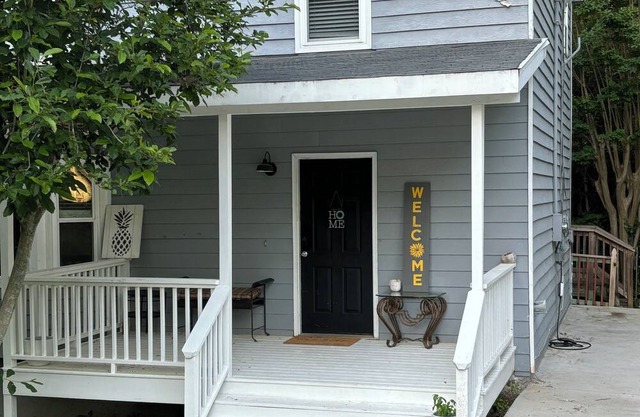 Acworth house walking distance to restaurant and bars