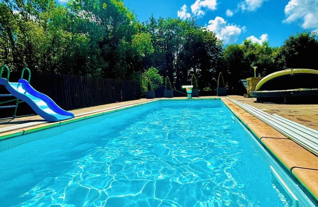 Private gated luxury home, heated indoor/outdoor pool to 32 degrees.