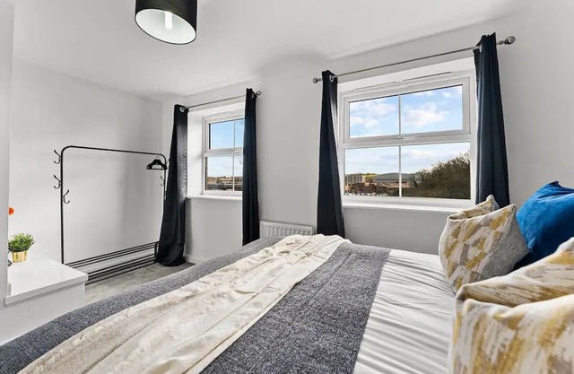 Urban Oasis: Luxe Bristol Home-Sleeps 14-Parking