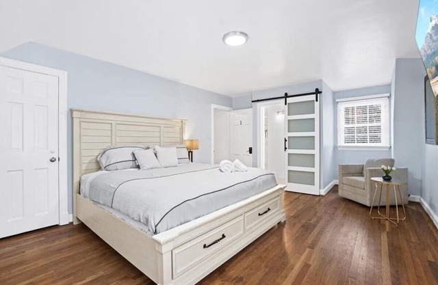 Charming 3-bedroom house with AC and WiFi in Bethesda