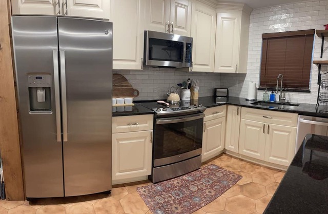 2-bedroom townhome in charming Brooksville with AC, WiFi. Enjoy your stay