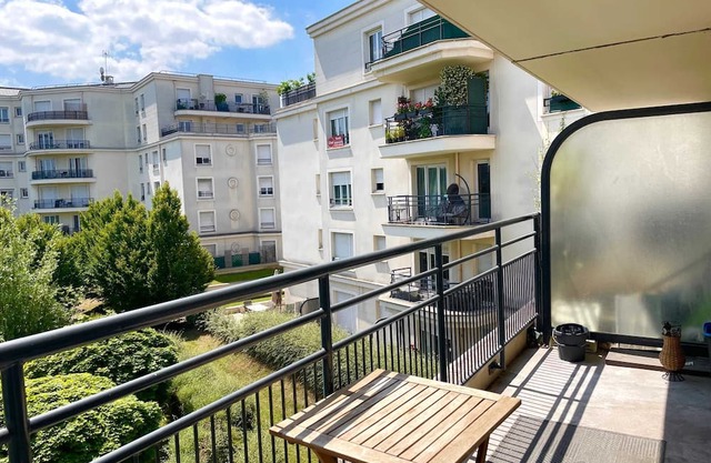Homerez - Apt. in Le Bourget - Parking