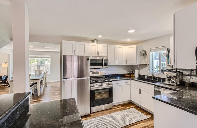 Hot Tub /Huge Yard /Amazing 3BR&Guest House in Denver