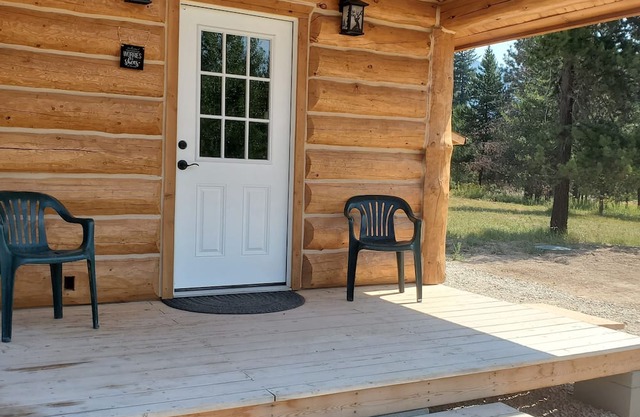 Delightful log cabin in Trout Creek